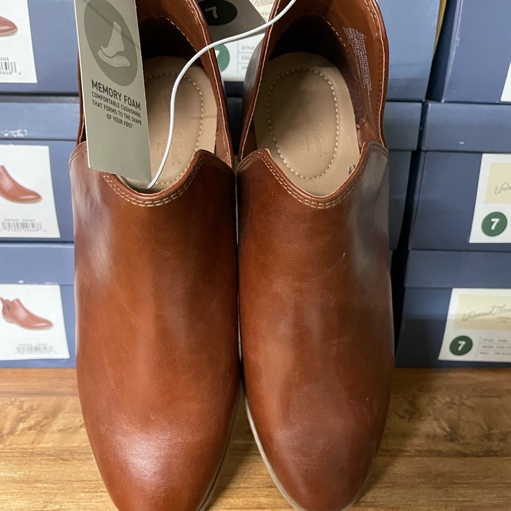 Universal Thread slip on low cut ankle boot. - Picture 2 of 3